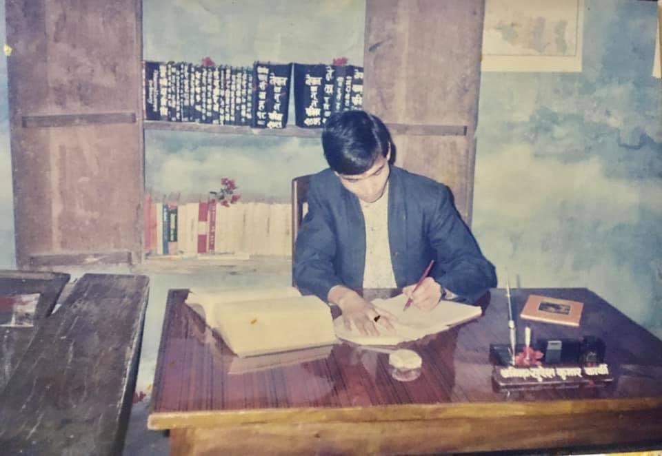 नेपाल ल च्याम्बर २०५२ सालमा राजविराजमा स्थापना गर्दाको अवस्थामा काम गर्दै अधिवक्ता सुरेश कुमार कार्की